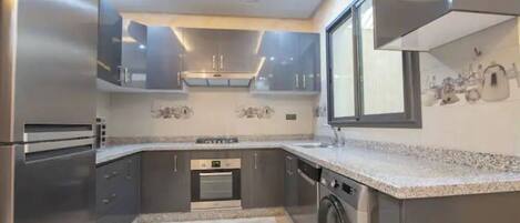 Fridge, oven, stovetop, dishwasher