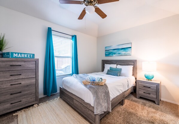 2 chambres, fer et planche à repasser, lit de bébé portatif