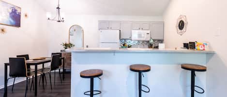 Een koelkast, een microgolfoven, een oven, een kookplaat