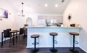 Fridge, microwave, oven, stovetop - Cozy 2Bed/2Bath - Modern & Spacious - Central Frisco (frisco)