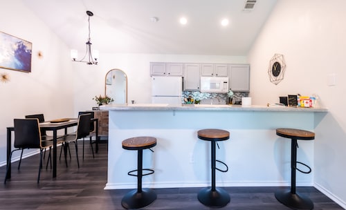 Cozy 2Bed/2Bath - Heart of Frisco - Modern & Spacious