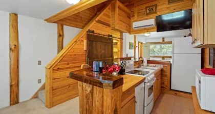"The Lodge"- APT w/Loft Bedroom, Walnut Bar, Quiet Setting, Covered Parking
