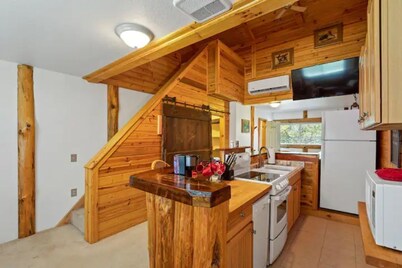 "The Lodge"-  APT w/Loft Bedroom, Walnut Bar, Quiet Setting, Covered Parking