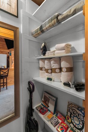 Interior - "The Lodge"- APT w/Loft Bedroom, Walnut Bar, Quiet Setting, Covered Parking (Enterprise)