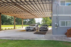 Property grounds - "The Lodge"- APT w/Loft Bedroom, Walnut Bar, Quiet Setting, Covered Parking (Enterprise)