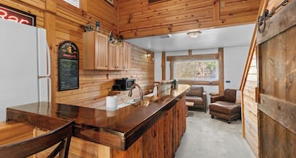 "The Lodge"- APT w/Loft Bedroom, Walnut Bar, Quiet Setting, Covered Parking