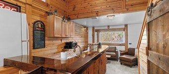 "The Lodge"- APT w/Loft Bedroom, Walnut Bar, Quiet Setting, Covered Parking