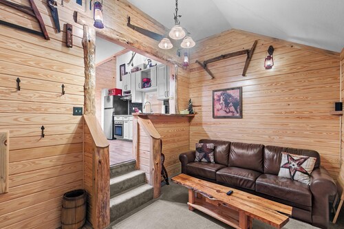 Cozy Apt w/Master BR + 2 Bed Kids Loft. Covered Parking/Deck/BBQ area & Firepit