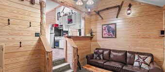 Cozy Apt w/Master BR + 2 Bed Kids Loft. Covered Parking/Deck/BBQ area & Firepit