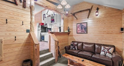 Cozy Apt w/Master BR + 2 Bed Kids Loft. Covered Parking/Deck/BBQ area & Firepit