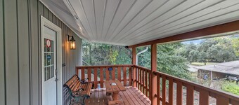 Cozy Apt w/Master BR + 2 Bed Kids Loft. Covered Parking/Deck/BBQ area & Firepit