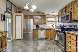 Refrigerador, microondas, placa de cocina, lavavajillas