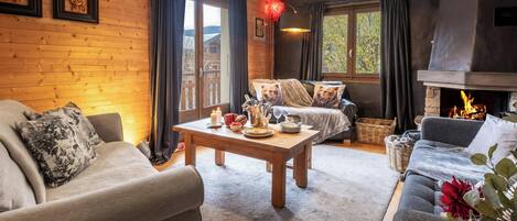 Tv, eldstad, ett bordtennisbord och en stereo