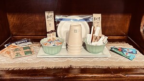 Ein Frühstücksbuffet mit verschiedenen Speisen und Einwegbesteck, beschriftet mit 'Hay! Besteck zu 100% kompostierbar'.