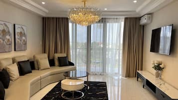 Executive Premium Apartment Suite. | 客廳 | 55 吋智能電視連有線電視頻道、電視、打印機