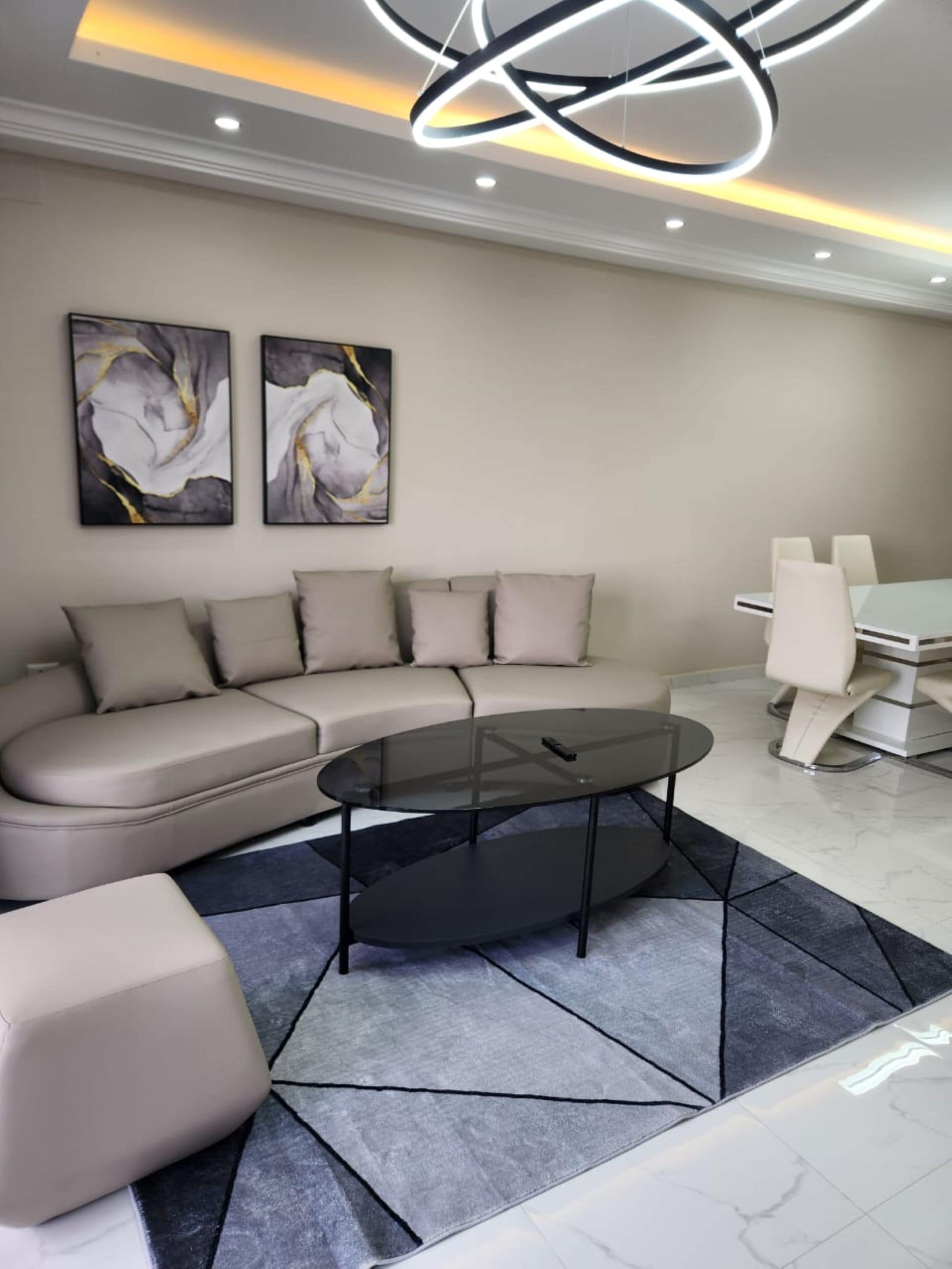 家庭公寓 | 起居区 | 55-英寸智能 电视（配备有线频道）、电视、打印机