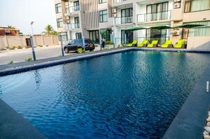 Una piscina al aire libre