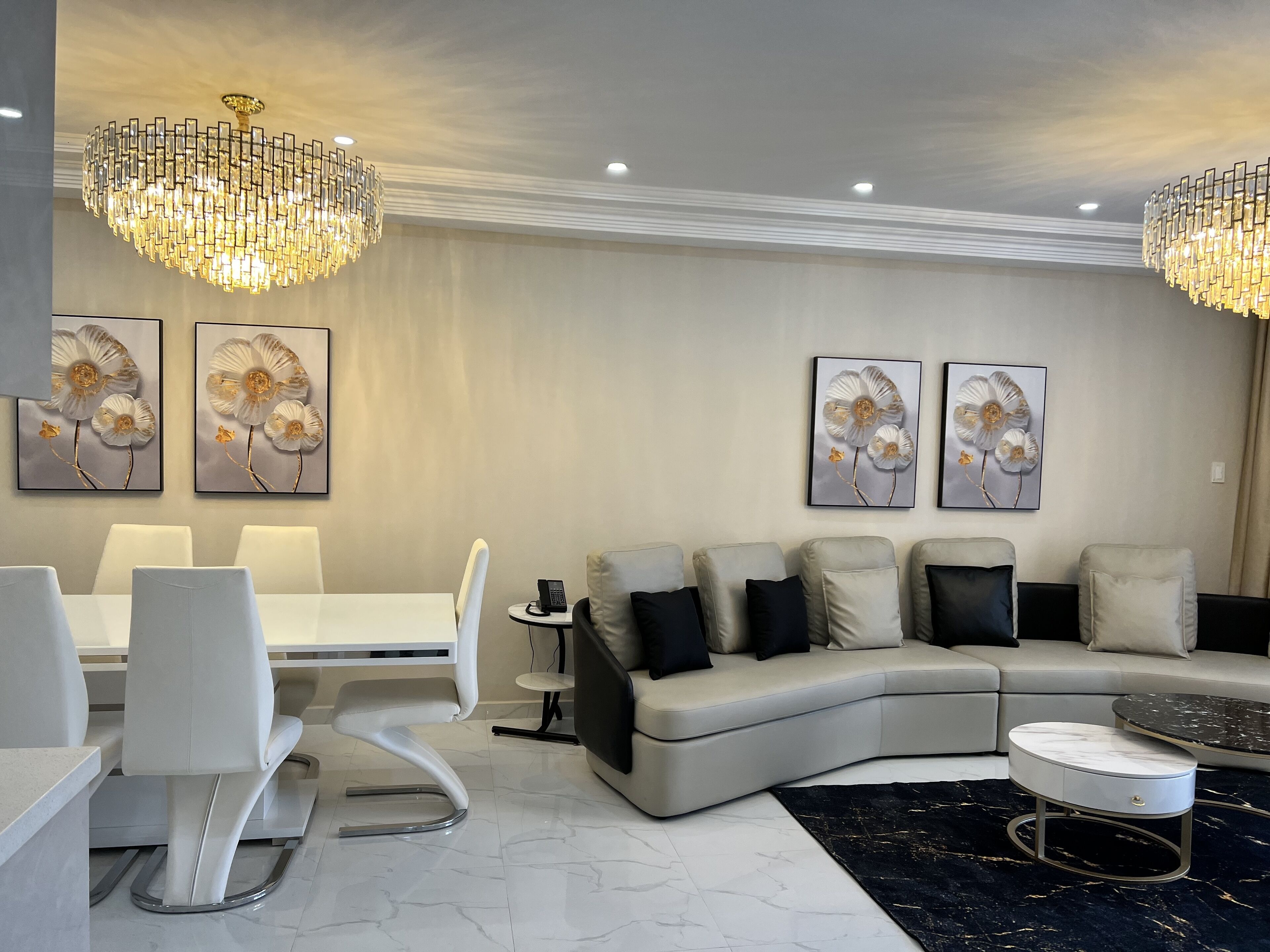 Executive Premium Apartment Suite. | Wohnbereich | 55-Zoll-Smart-TV mit Kabelempfang, Fernseher, Drucker