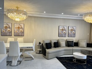 Executive Premium Apartment Suite. | Área de estar | Smart TV 55 polegadas com canais a cabo, TV, impressoras