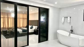 Executive Premium Apartment Suite. | 浴室 | 淋浴設備、雨淋花灑、免費梳洗用品、風筒