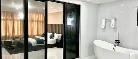 Executive Premium Apartment Suite. | Baño | Ducha y cabezal de ducha tipo lluvia