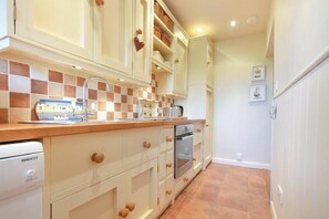 Fridge, dishwasher, cookware/dishes/utensils - Farne View Cottage (Seahouses)