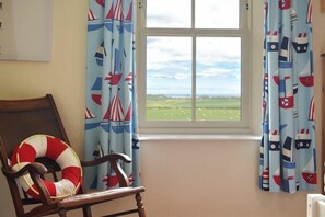 2 bedrooms, individually decorated, individually furnished, free WiFi - Farne View Cottage