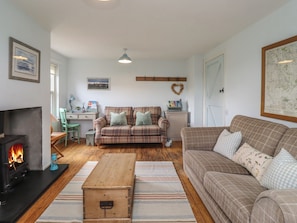 Cottage | Living area | Fireplace, DVD player