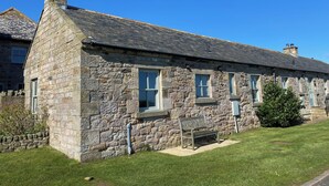 A stone building with multiple windows and a chimney. - Beachward (Alnwick)