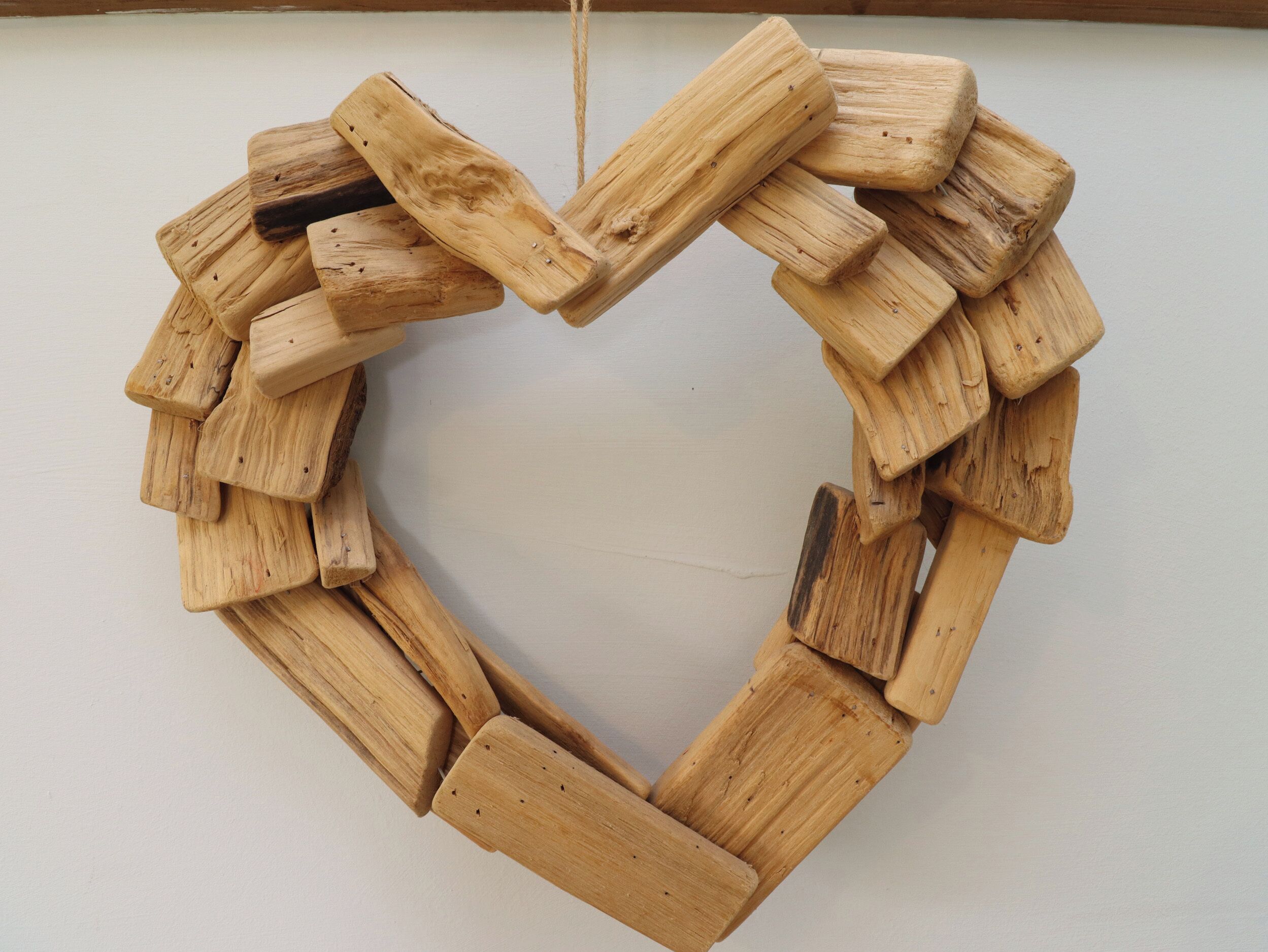 Une décoration en bois en forme de cœur.