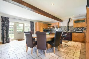 Tủ lạnh, máy rửa bát, dụng cụ nấu nướng/bát dĩa/dao nĩa 