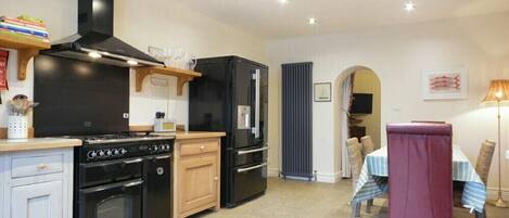 Réfrigérateur, batterie de cuisine, vaisselle et ustensiles