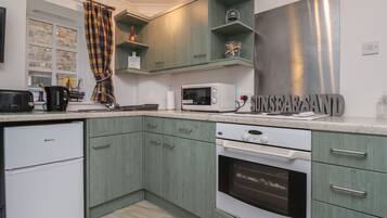 Cottage | Private kitchen | Fridge, cookware/dishes/utensils