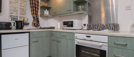 Cottage | Private kitchen | Fridge, cookware/dishes/utensils