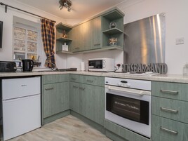 Cottage | Private kitchen | Fridge, cookware/dishes/utensils