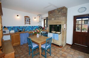 Cookware/dishes/utensils - Lavender Cottage (Alnwick)