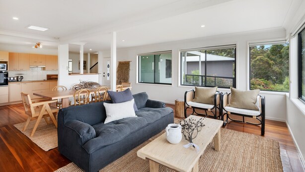 TV, books, offices - Lorikeet: Blenheim beach house: Coastal oasis (Vincentia)