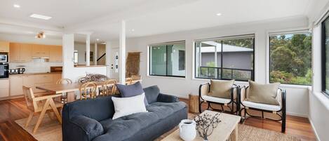 Télévision, livres, espaces bureaux