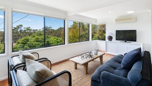TV, books, offices - Lorikeet: Blenheim beach house: Coastal oasis (Vincentia)