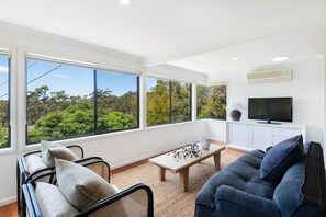 Fernseher, Bücher, Arbeitsbereiche