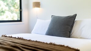 5 bedrooms, desk, travel cot, WiFi - Lorikeet: Blenheim beach house: Coastal oasis (Vincentia)