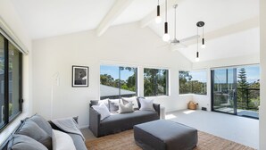 TV, books, offices - Lorikeet: Blenheim beach house: Coastal oasis (Vincentia)