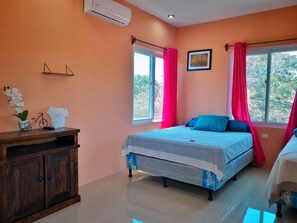 Quarto básico, 2 camas Queen, suíte, vista para a piscina | Wi-Fi de cortesia, roupa de cama