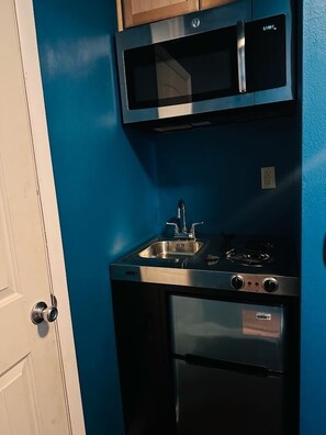 Refrigerador, microondas, horno y parrilla de estufa