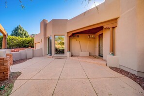 Terrace/patio - Red Rock Mtn View & Fire Pit: Central Sedona Home! (Sedona)
