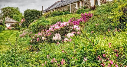 Idyllic Country Location for couples, central, peaceful, 5 mins from shops, WIFI