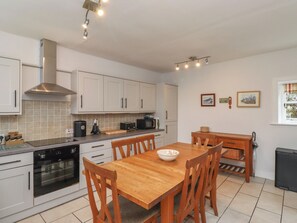 Cottage | Private kitchen | Dishwasher, cookware/dishes/utensils
