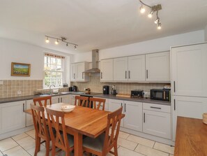 Cottage | Private kitchen | Dishwasher, cookware/dishes/utensils