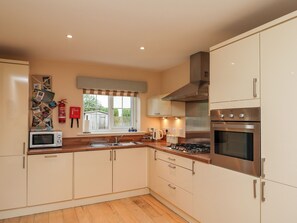 Cottage | Private kitchen | Fridge, dishwasher, cookware/dishes/utensils - High Sea View (Chathill)