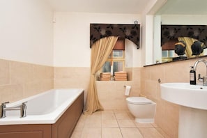 A bathroom with a bathtub, toilet, and sink. - Hodgkin Hall (Berwick-upon-Tweed)